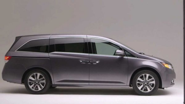 През 2014 година Honda привикала всичките произведени машини от модела Odyssey заради това, че емблемата на модела била поставена от грешната страна на вратата на багажника. И ако това ви се струва маловажно, японците предприели акцията, тъй като подобен дефект би се отразил негативно на пазара на употребявани автомобили. Според компанията, ако клиент види объркана емблема, би решил, че автомобилът е бил сервизиран заради инцидент и това ще се отрази на пазарната стойност на машината.