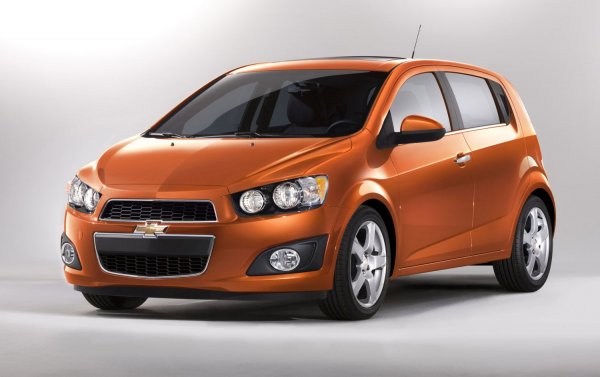 Би било празнодумие да споменем, че накладките са есенциален компонент на автомобила (но го направихме). И би било жестоко неглижиране от страна на автомобилен производител да изкара от завода автомобил без такива части.

Е, от General Motors го сторили: през 2012 година, компанията привикала в сервиза 4269 бройки от модела Chevrolet Sonic, които излезли от завода, минали през дилърите и се озовали у клиентите без накладки. Причината се оказала във външен подизпълнител.