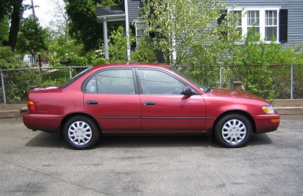 По принцип, въздушната възглавница би се отворила само при бая серизоен удар (или заради паяци). Но през 1995 година Toyota доказва, че Старбъкс може да е друг голям претендент за проблеми с еърбеговете. Японците привикали в сервизите 627 858 бройки от модела Corolla седан, заради възможността въздушна възглавница да се отвори когато бъде залята с напитка. Очевидно проблемът с течността бил сходен с този от теча на климатика и просто нямало защита от вода за сензорите. За щастие, вместо предпазната възглавница да ви гръмне в лицето, най-често се включвала предупредителна лампа на таблото.