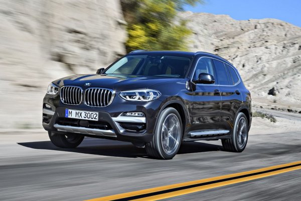 Тук трябва да направим едно уточнение, че в САЩ, задните мигачи на автомобилите светят с оранжева светлина във външната част и червена във вътрешната. Така, през 2018 година, BMW отзовали в сервиза солидна бройка от кросоувърите X3, при които светлините били объркани. И докато от баварците първоначално не разбрали за грешката, тя им бил напомнена със сериозно предупреждение от Американската агенция за автомобилна безопасност.

Е, BMW не са с първата подобна грешка. През 1978 година това се случило и с Ford, при това, с почти цялата им актуална гама.