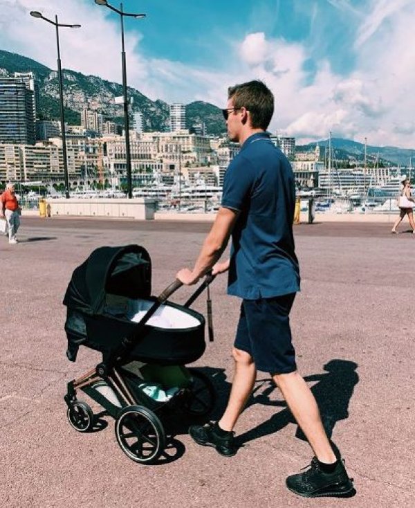 Няколко месеца по-късно обаче Кели изтри общите им снимки от Instagram и замина за Бразилия с дъщеря си. Раздялата на двойката беше потвърдена през април.