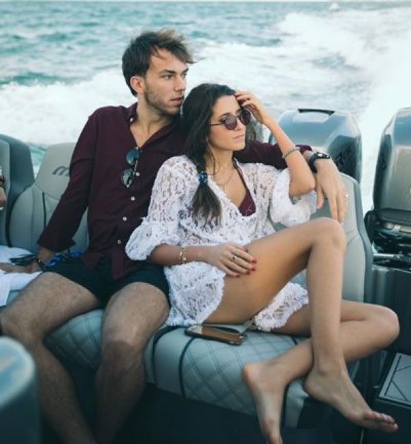 Съекипник на Квят в тима е франузинът Пиер Гасли, който в момента излиза с Катрин Мазети Джанини. Тя е от Болоня и учи космически технологии, но в свободното си време почти винаги е близо до пилота. Двамата обичат да пътешестват по света.