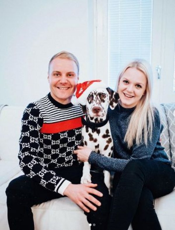 Финландският съотборник на Хамилтън в тима на Mercedes близо 10 години имаше връзка с плувкинята Емили Пикапайнен, като през 2016 г. двойката сключи брак. В края на 2019 г. обаче Ботас и Емили обявиха, че се развеждат, като не посочиха причина.