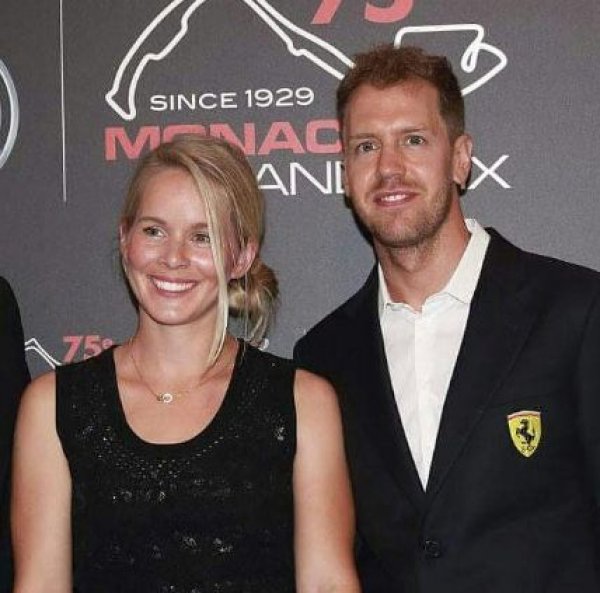 Четирикратният световен шампион не обича да говори за личния си живот, като той е един от малкото пилоти, които избягват и социалните мрежи. От 2019 г. германецът е женен за моделиерката Хана Пратер, с която са заедно още от училище. Семейството има три деца – две момичета (на 6 и на 5 години) и едно момче, което се роди в края на миналата година.