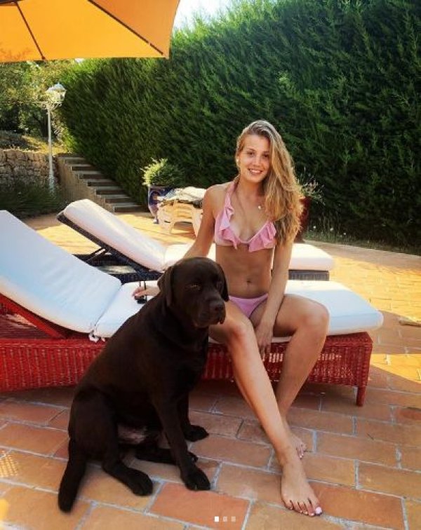 Младият монегаск (22 г.) дойде в тима през миналия сезон и се представи много по-успешно от Фетел, като дори спечели няколко състезания. Догодина германецът напуска „скудерията“, което означава, че Шарл ще е лидер на отбора. Идването на Льоклер във Ferrari се отрази и на личния му живот, тъй като през 2019 г. той се раздели с гаджето си Джада Джани (на снимката).