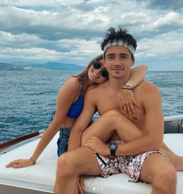 Обяснението на двойката беше, че Шарл иска да се съсредоточи върху представянето си на пистата, но то явно издиша, тъй като от миналото лято пилотът има връзка с 20-годишната Шарлот Сене – дъщеря на счетоводител от Монако, която учи архитектура.