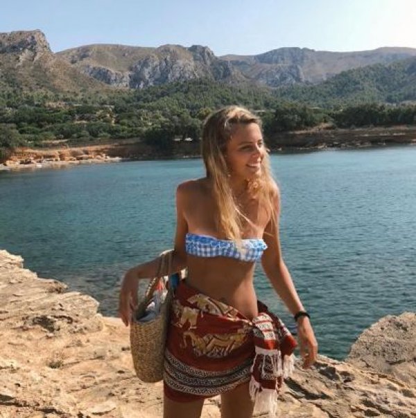 Бъдещият съотборник на Льоклер във Ferrari – Карлос Сайнц, също пази личния си живот, доколкото това е възможно. Пресата обаче го свъзва с 23-годишната Изабел Ернандес, която е завършила журналистика и сега работи като PR на модна къща. През миналата година тя често можеше да бъде видяна в бокса на McLaren по време на състезанията.