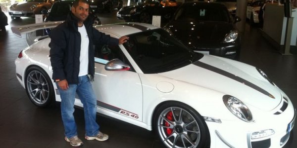 Подобно на много фенове на бързите коли, Харис вярва, че Porsche 911 е един от най-великите европейски автомобили за всички времена. Това е и причината той да притежава няколко от тях. Последното попълнение към колекцията на Харис от модели 911 е GT3 RS 4.0, което купи през 2019 година.

Тази германска красавица се задвижва от 4,0-литров "боксер" с 6 цилиндъра, развиващ 500 к.с. Той позволява ускорение от 0 до 100 км/ч за 3,5 секунди и максимална скорост от 310 км/ч. От този автомобил са произведени само 600 бройки.