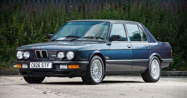 BMW M5 (E28) може да изглеждаше скучно, когато излезе за първи път в началото на 80-те години, но това, което се случваше под капака му е съвсем различна история. Тази кола получи 3,4-литров мотор с 6 цилиндъра, развиващ 286 к.с., който у превърна в убиец на суперколи.

Ускорението от 0 до 100 км/ч отнема 6 секунди, а максималната скорост е 245 км/ч. Това превърна M5 (E28) в един от най-бързите седани с четири врати през 80-те. BMW произвежда едва 2241 бройки от този модел, което го прави още по-ценен за колекционерите.
