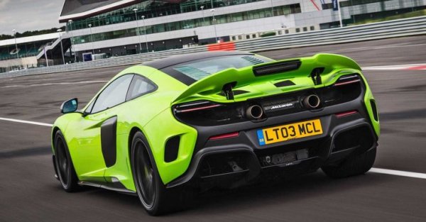 Откакто McLaren пусна на пазара своя F1 през 90-те години, Кларксън е голям фен на британската марка. Водещият нееднократно е е хвалил компанията за включването на състезателни технологии в нейните автомобили, като това ги прави много по-добри за шофиране.

Колата на Кларксън е 675LT от 2015 година, като той е получи след сключване на сделката с Amazon за излъчване на новото му предаване The Grand Tour. Моделът 675LT не е най-добрият или най-скъпият McLaren на пазара, но си остава внушителен автомобил най-вече заради V6 мотора с 675 к.с. Ускорението от 0 до 100 км/ч при него отнема 2,9 секунди, а максималната скорост е 330 км/ч.