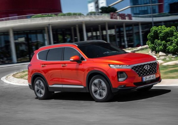 Santa Fe е просторен и практичен избор на пазара на големите SUV, с възможност за 7 места. Може също така да получите богато оборудване, както нивата Exclusive и Premium SE предлагат много лукс. Дори базовото ниво Comfort предлага задните сензори за паркиране, двузонален климатик и 18-инчови алуминиеви джанти.