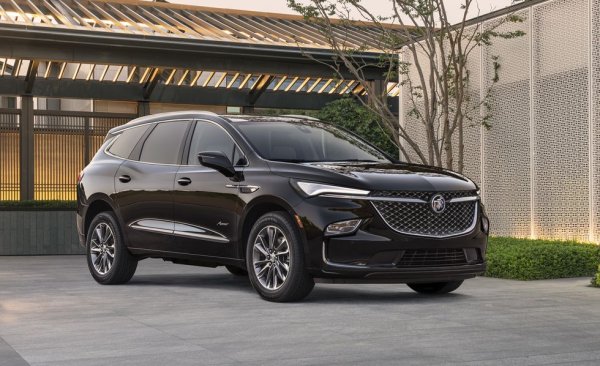 За разлика от други модели на Buick, които споделяха технологии с европейските си аналози от Opel, този си е чисто американски модел, на платформата на Chevrolet Traverse. Изборът от двигатели е оскъден - само един V6. Деветстепенният автоматик работи гладко и макар колата да е далеч от спорта, Enclave вози комфортно. И има голям багажник. 

Базова цена в САЩ: $44,095
Основен двигател: 3.6-литров V-6, 310 коня
Товарен обем: 1642 литра