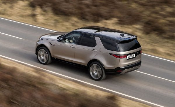 Освеженият Discovery е от малкото автомобили, които предлагат по-голям избор от двигатели в Европа, отколкото в САЩ. Отвъд океана го има само в два бензинови варианта с компресор, съответно с 296 и 355 коня. Подобренията при фейслифта включват нова мултимедия и дигитални прибори. 4х4 задвижването е стандартно, но за трансферна кутия и заключващ се диференциал се доплаща.

Базова цена в САЩ: $56,350
Основен двигател: 2.0-литров бензин, 296 коня
Товарен обем: 1275 литра
