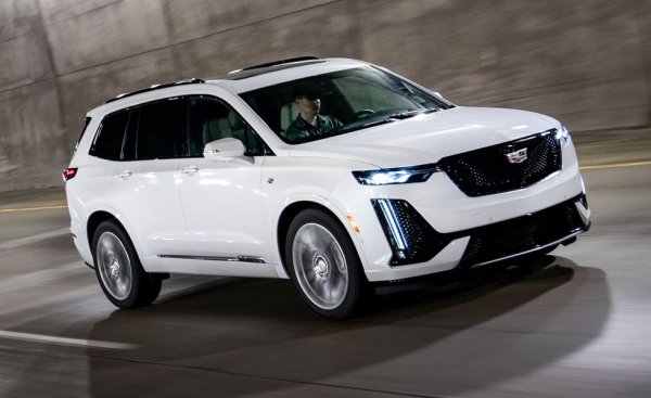 В ниво Luxury, американският съперник на BMW и Mercedes идва с... двулитров бензинов мотор в съчетание с 9-степенен автоматик и избор между предно или пълно предаване. Затова търсещите истински лукс е по-добре да доплатят за Premium Luxury, където поне ще получат V6. Третият ред седалки е напълно използваем. Паркирането в европейски град обаче ще е проблем. 

Базова цена в САЩ: $49,890
Основен двигател: 2.0-литров, 235 коня
Товарен обем: 1217 литра