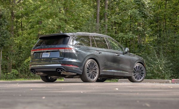 Според американските колеги това най-после е една голяма стъпка напред за марката, която досега пробутваше предимно остарели модели на Ford. Новият Aviator прави доста, за да се отдалечи от плебейските си роднини. Дори стандартно оборудваната кола идва с V6 и 400 коня, макар че пълното предаване е платена опция. Има и плъг-ин хибрид, който добавя още 94 кончета. 

Базова цена в САЩ: $52,975
Основен двигател: 3.0-литров V-6, 400 коня
Товарен обем: 1160 литра