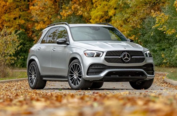 По-компактен от GLS, този модел се предлага в Америка с три възможни двигателя, но журналистите са харесали най-много... базовия GLE350. Неговият 4--цилиндров мотор няма могъществото на по-големите си батковци, но е напълно достатъчен за тази кола и освен това предлага доста прилична икономия на гориво. Перлата на тази кола обаче е интериорът - "нищо по-малко от фантастичен", е присъдата на C&D. 

Базова цена в САЩ: $57,200
Основен двигател: 2.0-литров, 255 коня
Товарен обем: 962 литра