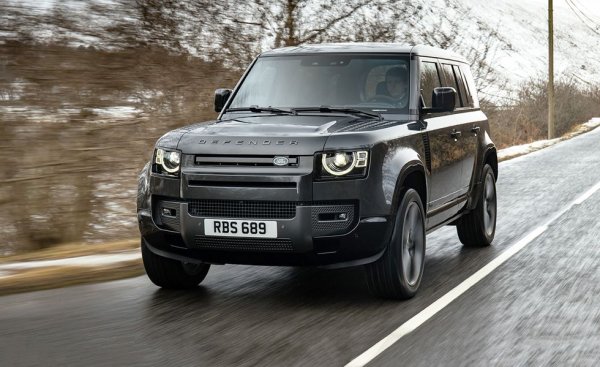 Малко други модели в този списък имат статута на икона като Defender. Новото поколение изглежда като пришълец от бъдещето, но не е забравило и миналото си. Добрите офроуд способности са запазени, макар че новият Defender най-после има независимо окачване. Дълбочината на газене е 90 см. 

Базова цена в САЩ: $50,050
Основен двигател: 2.0-литров, 296 коня
Товарен обем: 425 литра (версия с две врати) 