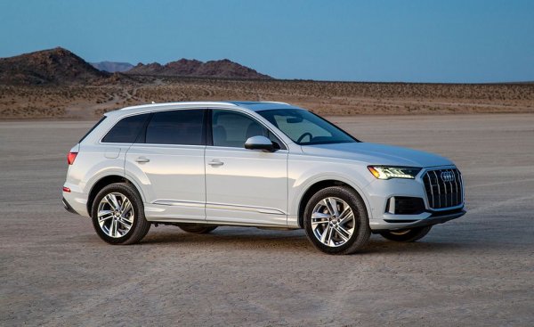 Базовото Q7 за САЩ е с четирицилиндров мотор с 248 коня, който не е чак смайващ. Но, както отбелязват от C&D, истинските козове на тази кола са в задвижването на четирите колела, отличната динамика, практичността и изчистения дизайн. Все пак американците препоръчват по-мощните двигатели в гамата, ако можете да си ги позволите. 

Базова цена в САЩ: $58,695
Основен двигател: 2.0-литров, 248 коня
Товарен обем: 991 литра