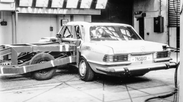 Поколението W116 има по-масивна и здрава конструкция от предишните автомобили, които още от края на 50-те години прилагат на практика изследванията за защита на пътниците, направени от професор Бела Барени. Това вкючва недеформируеми структури и зони с прогресивна деформация за предния капак и багажника. Резервоарът е преместен под седалките вместо под багажника, като заема в позиция, която е по-малко изложена на сблъсъци.