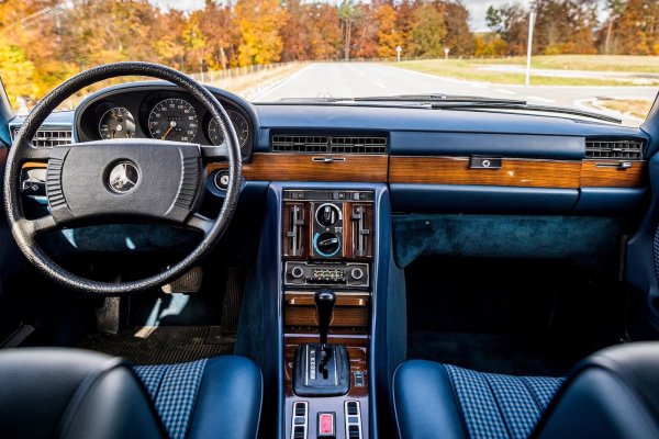 Останалата част от ценовата листа е съставена от 8-цилиндрови агрегати 3.5 M116 и 4.5 M117, които се поставят на моделите 350 SE/SEL и 450 SE/SEL, развиващи между 200 и 225 к.с., като и тук в първия случай впръскването е електронно. Скоростната кутия е 4-степенна механична за 3,5-литровия вариант, както и за този с 6 цилиндъра. При 450 стандартно се предлага автоматик с 3 степени.