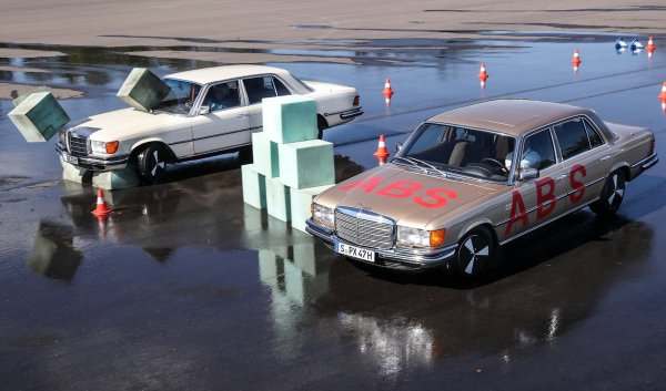 Истинската революция обаче идва през 1978 г., когато W116, който по това време е в края на своя цикъл, въвежда като опция първата антиблокираща спирачна система или ABS. Тя е разработена от Mercedes в сътрудничество с Bosch, а по-късно е усъвършенствана при наследника на този модел &ndash; S-Class (W126), който излиза в края на 1979 г