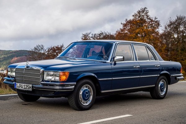 Подобна солидна и тежка конструкция изисква двигатели с голям обем и по тази причина бензиновата гама на W116 включва  почти изключително V8 двигатели. Единственото изключение правят &bdquo;базовите&ldquo; модели 280 S и 280 SE, които получават 6-цилиндров 2,8-литров (във втория случай с електронно впръскване) двигател. В зависимост от версията и пазара те развиват 160 или 185 к.с. 