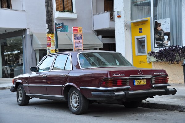 През 1978 година се поява модификацията 300 SD, която влиза в историята като първият турбодизелов двигател на сериен автомобил. Любопитното е, че първоначално тя се продава само в Северна Америка. Този мотор е еволюция на 5-цилиндровия 3,0-литров OM617, който вече е широко разпространен на седани и лекотоварни коли на марката. Двигателят получава турбокомпресор, като мощността му първо е 110, а след това 120 к.с. От тази версия са произведени над 28 500 единици, като тя става петият най-продаван вариант в историята на този модел. 