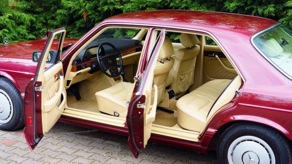 При появата си на пазара автомобилът е дълъг 4,95 метра в стандартната си версия и 5,06 метра в дългата, като това е с 6 см повече от предшественика му W108/109. Междуосието е 2,86 или 2,96 метра в зависимост от версия срещу 2,75/2,85 на предишния модел. Теглото варира от 1600 до 2000 г, като средно то е увеличено със 150 кг.