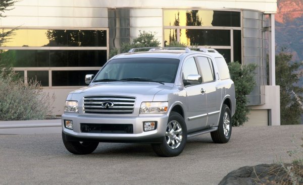 Това е модел, който Infiniti никога не са се опитвали да продават в Европа - и сме им признателни за това. Първата генерация е всъщност зле маскиран пикап Nissan Titan. При това маскиран с каквото са имали подръка - най-вече компоненти от седани. Резултатът е като съшитото от парчета чудовище на Франкенщайн. 
