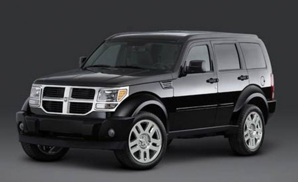 По същество ребрандиран Jeep Liberty, този автомобил е жертва на дизайнерите си, успели някак въпреки огромните размери да го направят да изглежда тесен и непохватен. 
