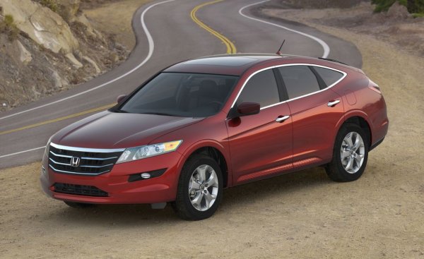 Според C&D единственото обяснение за пръкването на тази кола може да е някой бас. Примерно единият дизайнер казва: "Обзалагам се, че можем да я направим на вид като птицечовка, и шефовете пак ще я одобрят". Ако е така, той е спечелил баса. Окаяният Crosstour не успя да оцелее дори до първия си фейслифт. 
