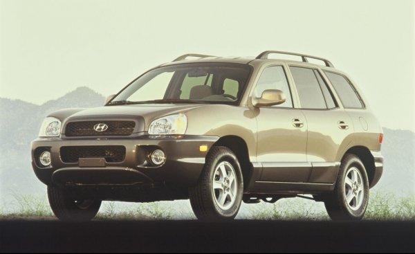 Първата генерация на Santa Fe изглежда като рожба на група дечица, на които за пръв път са позволили да си играят с пластилин. Другото обяснение за безбройните заоблености и подутини по колата е групово нажилване от пчели. 
