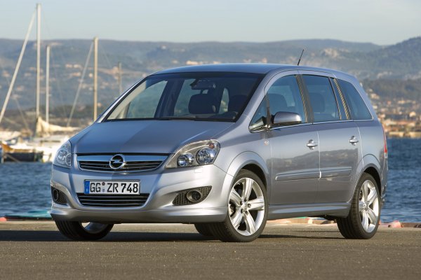 Да се върнем към GM и техните платформи. Този път главен герой е GM Delta &ndash; архитектура с предно предаване, която се появи през 2003 г. и остана в употреба до 2017 г. Списъкът с модели, построени на нея, е доста обширен &ndash; хечбеци, седани и компактни ванове. 

Най-яркият пример е Opel Zafira B, който, както и много от неговите &bdquo;братя&ldquo;, на други пазари се предлага под марките Vauxhall и Chevrolet. 

Миниванът бързо се превръща в любимец и изкарва 10 години в производство, преди да бъде спрян през 2014 г. Плюсовето му са очевидни &ndash; салон със 7 места и възможности за трансформиране, висока безопасност и лесно управление. 

Последното се отнася дори за версията Zafira OPC с твърдо окачване, спортни седалки Recaro и турбомотор с 240 к.с. Този автомобил известно време носи званието &bdquo;най-бърз миниван&ldquo;, преди то да му бъде отнето от Mercedes-Benz R 63 AMG, който със своите 510 к.с. играе в друга лига.