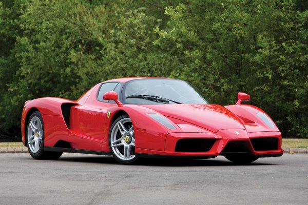 Ferrari Enzo е автомобил, който не се нуждае от представяне. Кръстен е в чест на своя &bdquo;баща&ldquo;, като веднага сред раждането си става златното дете в семейството му. Той е създаден от най-добрите &ndash; знаменитият Кен Окуяма отговаря за дизайна, а настройките на управлението са направени от легендата Михел Шумахер, който дори става собственик на една от колите.

Атмосферният V12 предлага 660 к.с. и ускорява от 0 до 100 км/ч за 3,6 секунди. Поведението му на пътя го прави един от най-впечатляващите автомобили в историята. Тиражът му е 400 бройки, като и в момента много колекционери, а и не само те, са готови да платят огромна сума, за да притежават тази забележителна суперкола. Условието за това е не само да имат пари, но и поне 4 други модела на Ferrari в гаража си.