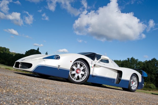 Тези, които не успеят да покрият изискванията, могат просто да си купят Maserati MC12. Тази кола обаче е още по-рядка &ndash; от нея са произведени едва 50 бройки, като в Maserati бяха принудени да ги направят, за да може MC12 да получи хомологация за шампионата FIA GT. Това се оказва отличен ход, тъй като през 2005 г. MC12 печели купата на конструкторите в първенството, като побеждава...Ferrari.

Двете коли са почти идентични, но MC12 се оказва едновременно по-бърз и по-бавен от Enzo. Ускорението от 0 до 100 км/ч отнема 3,8 секунди, а максималната скорост е 330 км/ч (срещу 350 на Enzo). Но пък на &bdquo;Нюрбургринг&ldquo; MC12 се оказва със секунда по-бързо, като заслугата за това е на аеродинамиката. По-късно Maserati пуска още 12 бройки във състезателната версия Corsa, след което проектът е приключен.