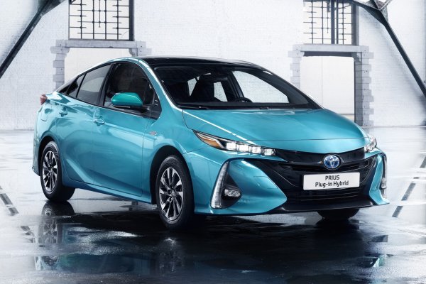 Едва ли може да се намери друг автомобил, който да е едновременно толкова обикновен и необичаен, колкото е хибридът Toyota Prius. През 2015 г. моделът премина на платформата TNGA, която представлява японски еквивалент на германската MQB. Шасито се предлага в най-различни модификации - TNGA-B, TNGA-C, TNGA-K, TNGA-L, DNGA (специално за &bdquo;кей-кар&ldquo; моделите на Daihatsu) и e-TNGA (за електромобили).

Главните особености на TNGA е напречно разположение на двигателя, компактни размери и предно задвижване или 4х4. А Prius отговаря идеално именно на тези изисквания.