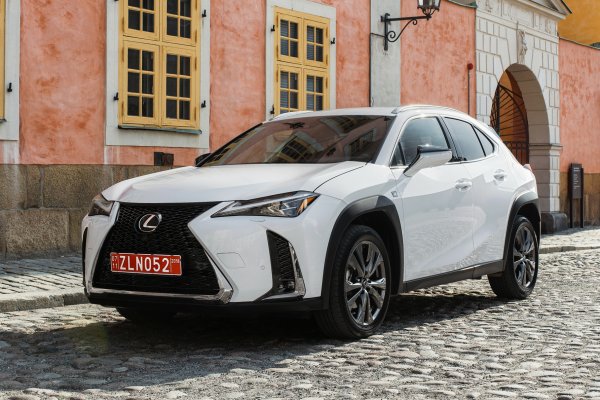 Този модел няма как да бъде определен като &bdquo;обикновен&ldquo;. Компактният кросоувър има версия с предно предаване и 2,0-литров атмосферен двигател, хбрид UX 250h, както и електрическа модификация 300e с мощност 204 к.с. 

&bdquo;Братчето&ldquo; Prius е може да се похвали с толкова богат асортимент, но пък това не се отразява на популярността на хибрида по света.