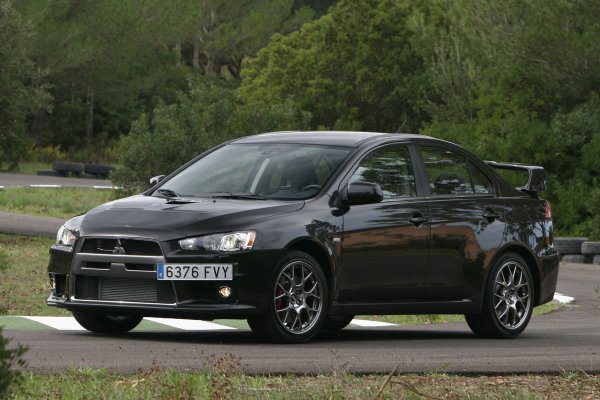 Платформата Mitsubishi GS (другото име еProject Global) се ражда през 2004 г., като е създадена със съвместните усилия на Mitsubishi и Daimler-Chrysler. Кросоувърите Mitsubishi Outlander XL, Peugeot 4007 и Citroen C-Crosser са само един от примерите за това.

Най-запомнящият се модел на тази платформа, разбира се, е Lancer Evolution X &ndash; последното поколение на рали-боеца, чието бъдеще тъне в мъгла. Първоначално един от любимите модели на тунинг-фирмите получава алуминиев мотор от серията 4B11 с мощност 295 к.с., като в този си вариант автомобилът се произвежда до 2016 г.

В края на жизнения път на модела се появи версията Lancer Evolution X FQ 440 MR. Според последните информации, японският седан в крайна сметки ще получи наследник, като в разработката му ще участват Renault и Nissan.