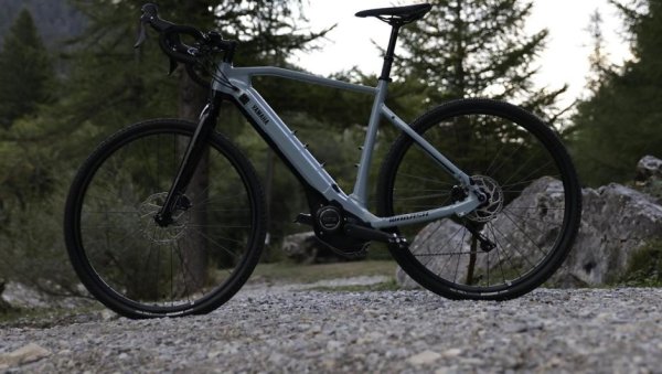 Електрическият мотор е Yamaha PWSeries ST 3-bolt Mount - с тегло 3,4 кг, доставящ 70 Нм въртящ момент и достигащ скорост от 25 км/ч. Предаването между двигателя и задното колело е поверено на веригата Kmc e11 Turbo EPt. Електрическият блок се захранва от литиево-йонна батерия с капацитет 500Wh, 36V, 13.4Ah. За презареждане на батерията от 0-100%, с помощта на 240-волтовото зарядно устройство Yamaha са необходими 4 часа. Електрическият мотор може да се управлява от LCD дисплей, разположен от лявата страна на кормилото. 

Чрез взаимодействие с екрана е възможно да видите скоростомера, индикатора за капацитета на батерията и да изберете между четирите режима на работа на електромотора: Auto, Eco, Standard и High. Wabash RT разполага с 11-скоростна група Shimano GRX. 