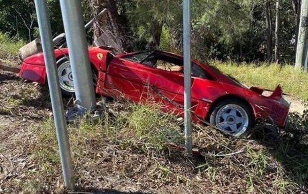 Понякога шофьорите успяват да разбият дори автомобили, за които още не са платили. Това се случва в Куинсленд (Австралия), където струващо повече от 1,5 млн. долара Ferrari F40 е разбита по време на тест-драйв.

По данни на местната полиция, шофьорът на машината, която е била с временни номера, е превишил сериозно скоростта, изгубил е управление и е излетял от пътя, като е съборил няколко пътни знака и дървета. Рядката суперкола не подлежи на възстановяване, а водачът ще трябва да плаща огромна сума на застрахователната компания.