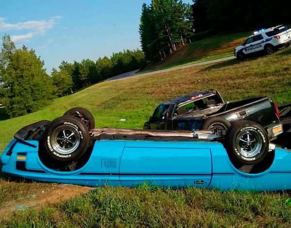 Основно реставриран Ford Mustang от 1971 година така и не успя да стигне до клиента, който го купил. Автовозът с рядката кола катастрофира сериозно в щата Джорджия, в резултат на което автомобилът излита от товарната платформа и пада на тавана си.