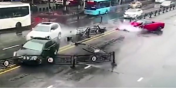 В центъра на китайския град Венлин катастрофира Ferrari 458 Italia, зад чийто волан се оказва местна жителка. Ден по-рано тя взела колата под наем от местен автосалон, но така и не успяла да и се порадва. Момичето губи управление на мокрия път, влиза в насрещната лента на движение и се удрял в кросоувър BMW. Няма пострадали хора при инцидента, но италианската суперкола за 586 000 е напълно унищожена.