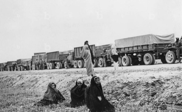 Американските коли стигат до СССР по море и после на собствен ход през Иран. Но в допълнение към готовите автомобили, от САЩ идват и комплекти за сглобяване. Автомобилите се асемблират в няколко съветски предприятия. Всъщност немалко от бъдещите големи автомобилни фабрики на Съветския съюз започват живота си именно с монтажа на американски автомобили и производството на резервни части за тях.

НА СНИМКАТА: Конвой с американски доставки за СССР преминава през източен Иран, архив Bridgeman
