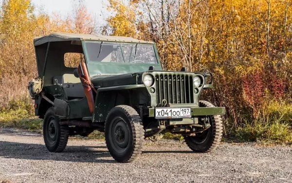 Известният Willys MB става най-популярната и най-обичаната командна машина в Червената армия, подчертава "За Рульом". Лекият автомобил със задвижване на всички колела комбинира висока проходимост, прилична динамика на асфалта и прост и надежден дизайн. Автомобилът е оборудван с 2,2-литров двигател с мощност 60 конски сили, тристепенна скоростна кутия и раздатъчна кутия с редуктор. Около 50 хиляди бройки от Willys MB и много близкия до него Ford GPA са изпратени в СССР по споразумението Lend-Lease.

НА СНИМКАТА: Willys MB
