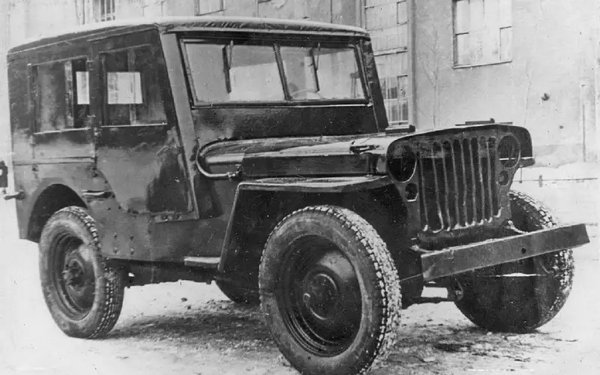 Недостатъците на американската кола включват отворена каросерия с обикновен платнен покрив и без врати. Разбира се, за армейската служба това е съвсем приемливо. Но като кола за зимна употреба, особено за високопоставени военни командири, не е много добра идея.
Московският завод в Аремкуз, който преди войната изгражда каросерии на автобуси на шасита на ЗИС и ГАЗ, по време на войната не само ремонтира американски автомобили, но и прави затворени каросерии за тях - един вид настройка. Между другото, след войната някои фабрики и работилници правят подобни каросерии за съветските всъдеходи ГАЗ-67B.

НА СНИМКАТА: Willys MB с каросерия от "Аремкуз"

