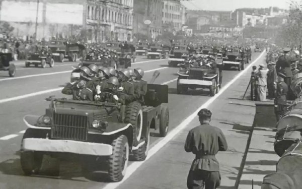 По време на войната "Аремкуз" също построява прости, но затворени каросерии за всъдехода Dodge WC51. Тези вносни машини са уважавани както от шофьорите, така и от офицерите. Войските наричат колите "Додж три четвърти" заради товароносимостта им от 750 кг. Автомобилите са оборудвани с редови 6-цилиндров двигател с работен обем 3,8 литра, който развива 79-99 к.с. в различните версии.
20-25 хиляди автомобили от серията Dodge WC са доставени в СССР под формата на готови автомобили и комплекти за сглобка. По-голямата част от Червената армия има стандартни превозни средства от версията WC51 - отворени пикапи с надлъжни пейки отзад. Но има и командирски Dodge WC55 с оформление като лек автомобил, но без врати.

НА СНИМКАТА: Dodge WC51 на един от следвоенните паради в Москва
