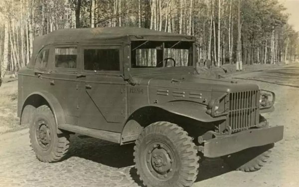 В СССР пригаждат и този Dodge към нуждите на висшите другари. По-комфортната каросерия за този модел е специално разработена от завода ЗИС (Завод имени Сталина). С тази каросерия колата има вече пълноценни врати, както и странични прозорци - целулоидни, а не стъклени, но все пак достатъчно големи. 

НА СНИМКАТА: "командирски" Dodge с допълнително монтирана каросерия на ЗИС
