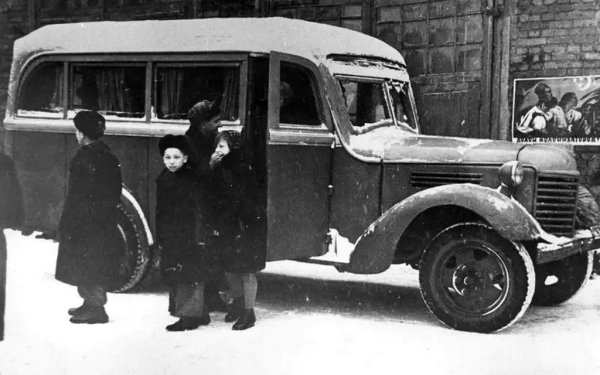 Американските цивилни камиони Dodge WF 32 с 4x2 и товароподемност до 2000 кг също са служили в Червената армия (около 9500 от тях са доставени на Съюза) и освен това оставят интересна следа в следвоенната история . Същият завод Аремкуз започва да произвежда собствени автобуси, използвайки и рамата, и компонентите от американските камиони по Lend-Lease споразумението.

НА СНИМКАТА: Автобус, произведен в "Аремкуз" върху платформата и с основните компоненти на Dodge WF 32
