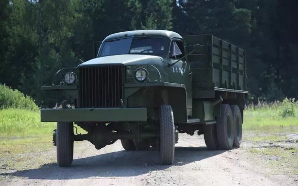 В автомобилния завод в Горки дори създават специална Работилница за чуждестранни автомобили (ЦИМ) за сглобяване на машините по Lend-Lease. Ветерани от завода си спомнят, че от 1941 до 1945 са сглобявали най-различни машини - дори британски Austin и Morris. Първите вносни автомобили са произведени още през 1941, като се работи на два паралелни конвейера. След бомбардировката на завода през 1943 за известно време се налага сглобката да става направо на улицата. 
По-специално в Горки се сглобяват прочутите камиони Studebaker US6. В Червената армия има най-много коли от тази марка с колесни формули 6x6 и 6x4: според различни оценки общият им брой е около 200-220 хиляди. 

НА СНИМКАТА: Studebaker US6
