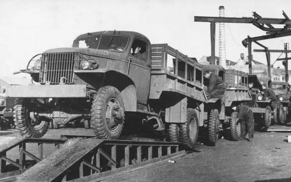 Друго превозно средство от военно време в Горки е Chevrolet от моделното семейство G 7100. В Червената армия има около 48 хиляди от тези камиони. Двуосният автомобил е с пълно предаване и 6-цилиндров двигател с мощност 83 конски сили, а товароносимостта е 1500 кг.
Ветерани от завода в Горки разказаха пред "За Рульом", че в кутиите, дошли от Америка, освен автомобили, често намирали подаръци - шоколад, брашно, консерви. Работниците също високо ценели красивите дъски, от които били сковани сандъците с комплектите. 

НА СНИМКАТА: Сглобка на камиони Chevrolet в Горки
